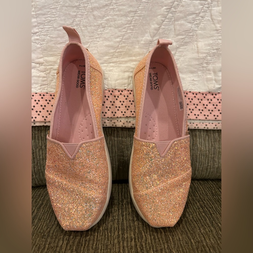 Toms Pink Flats & Loafers Soft Feminine Design